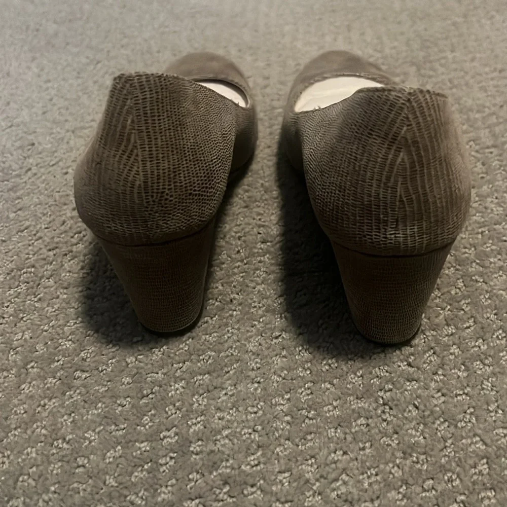 Wedge shoes heels. Perfect for the office or church. - Picture 3 of 6